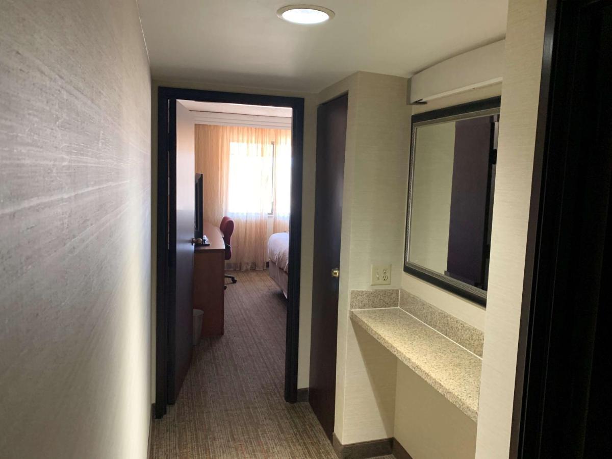 Radisson Hotel Detroit-ファーミントンヒルズ エクステリア 写真